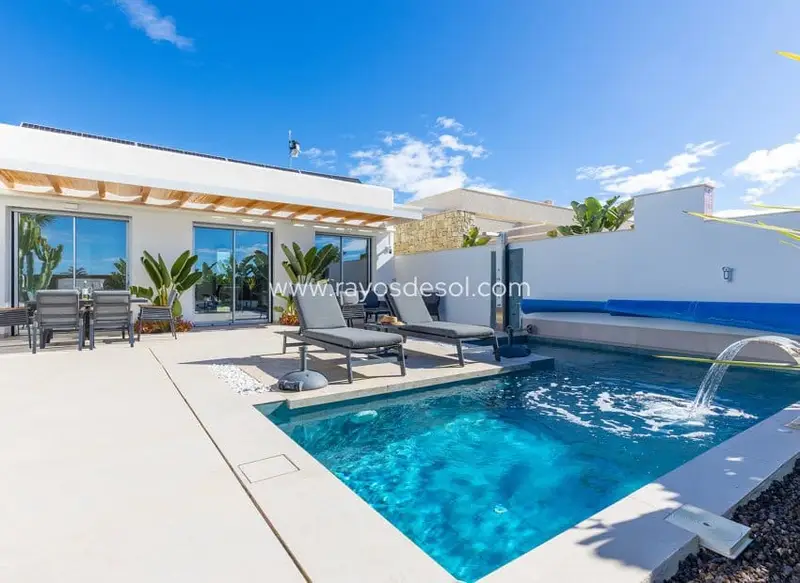 Chalet en venta Los Montesinos Alicante Moderna Villa con Piscina