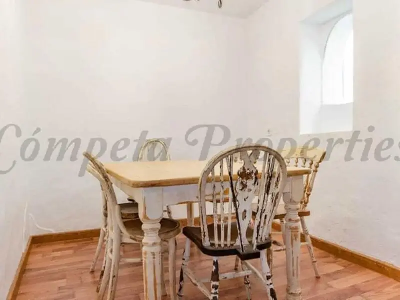 Casa de Pueblo con 4 Dormitorios y 3 Terrazas en Competa