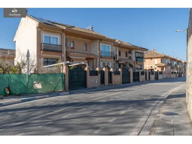 Chalet Adosado en Ogijares con Terraza y Garaje Grande