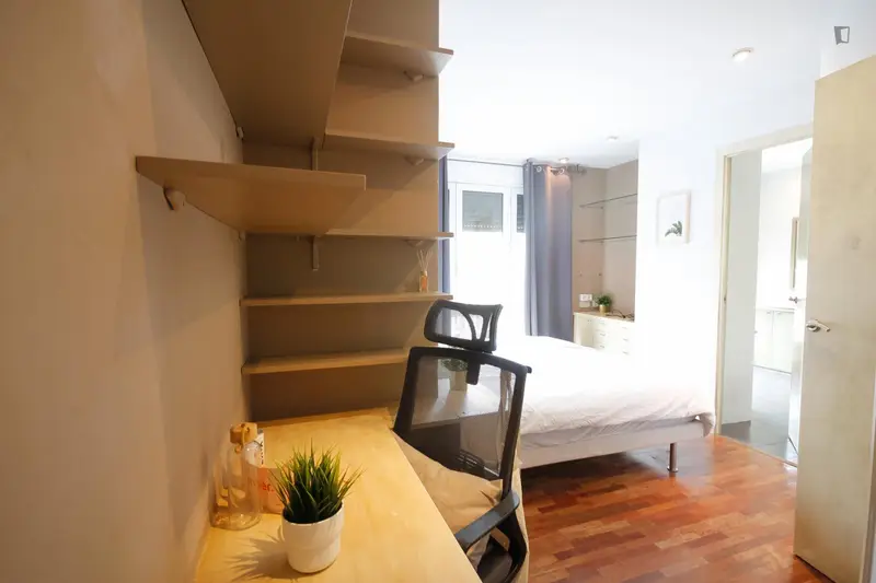 Habitacion Doble con Baño Privado en Piso Reformado en Barcelona Centro