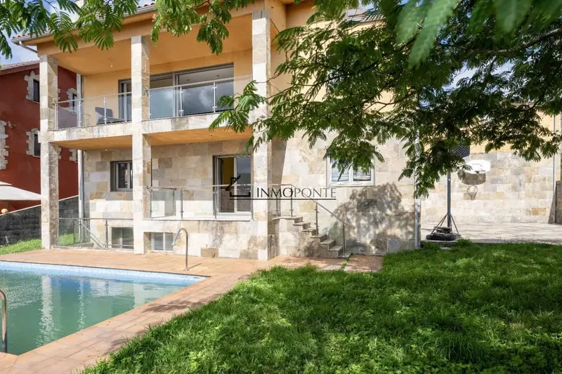 Chalet en Poio con Piscina y Vistas al Mar