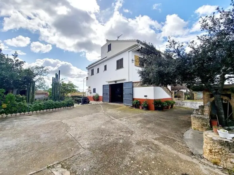 Chalet Rustico en Llucmajor con 4 Dormitorios y Amplia Parcela