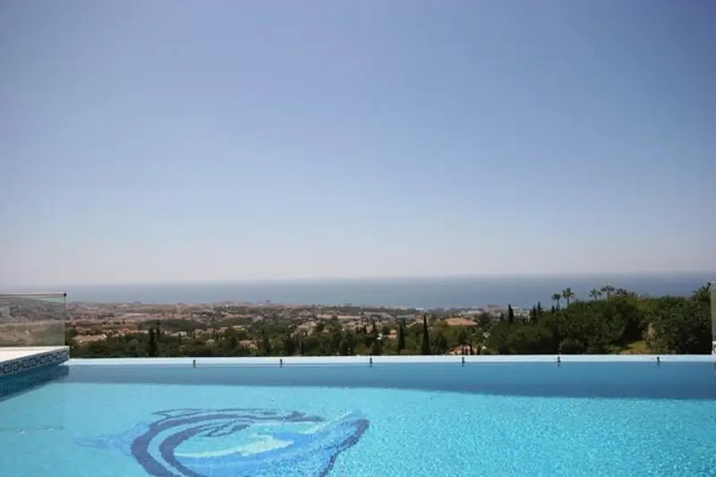 Villa Moderna con Vistas al Mar en Marbella