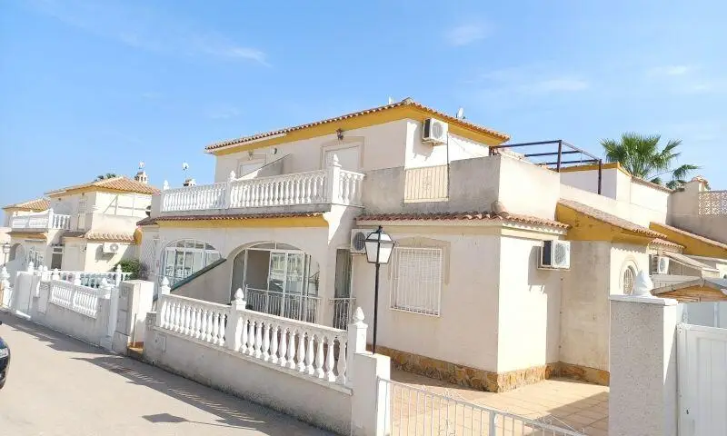 Adosado en Esquina con Parcela y Solarium en Orihuela Costa