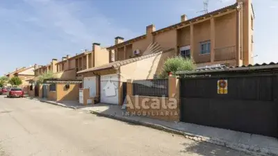 Chalet Pareado en Alovera con 5 Dormitorios y 3 Baños