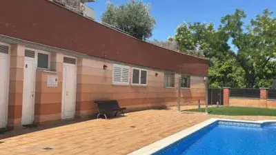 Pis estudiantes Manresa 3 habitaciones piscina jardin