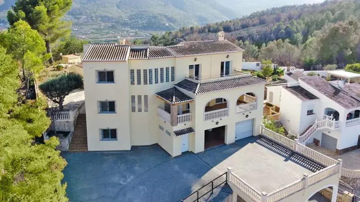 5 Bed Villa for sale
