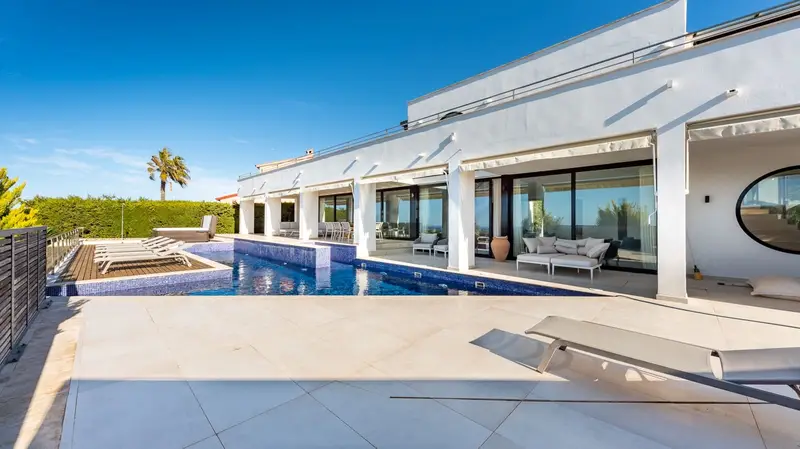 Chalet en venta en Badia Blava Mallorca con vistas al mar