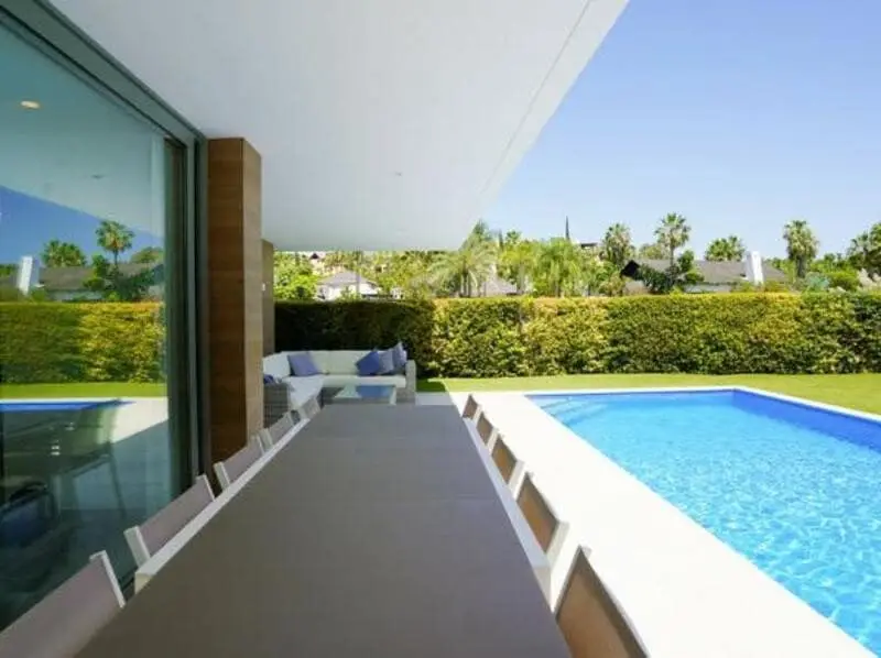 Alquiler Villa Lujo 5 Dormitorios Piscina Climatizada Estepona