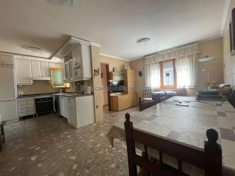 Casa en Mozoncillo con 4 dormitorios y bodega