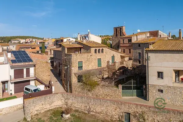 Casa Rústica en Garrigoles con 5 Habitaciones y Vistas Panorámicas