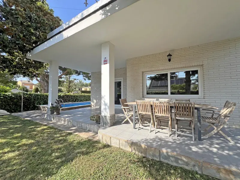 Chalet en La Eliana con Jardin Piscina y Paellero