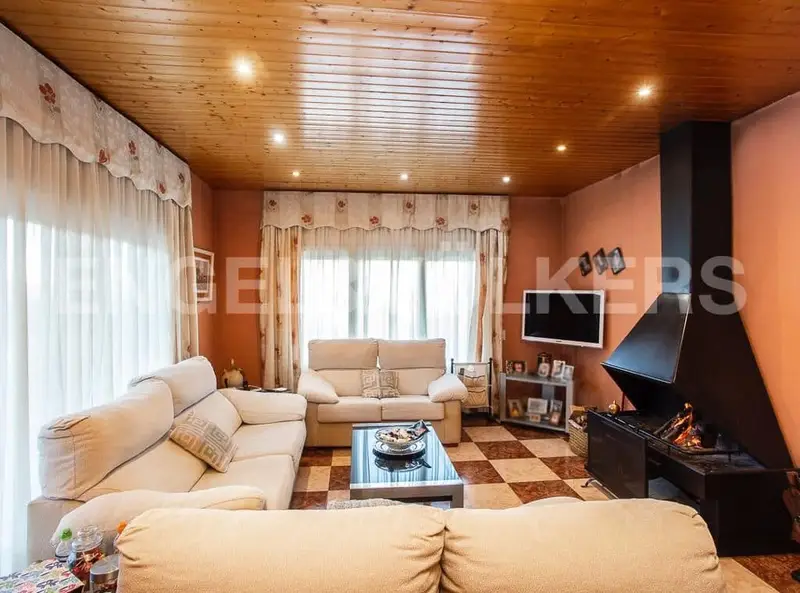 Chalet en Venta Gelida Barcelona 3 Dormitorios Piscina Jardin 700m2