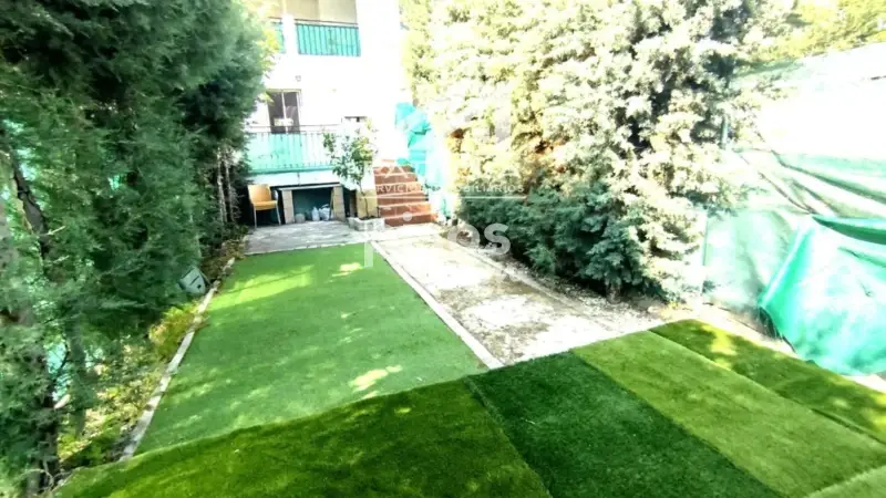 Chalet en venta en M	
	
éntrida con jard	
	
	
	
	
	
	
	
	
	
	
	
ín y barbacoa