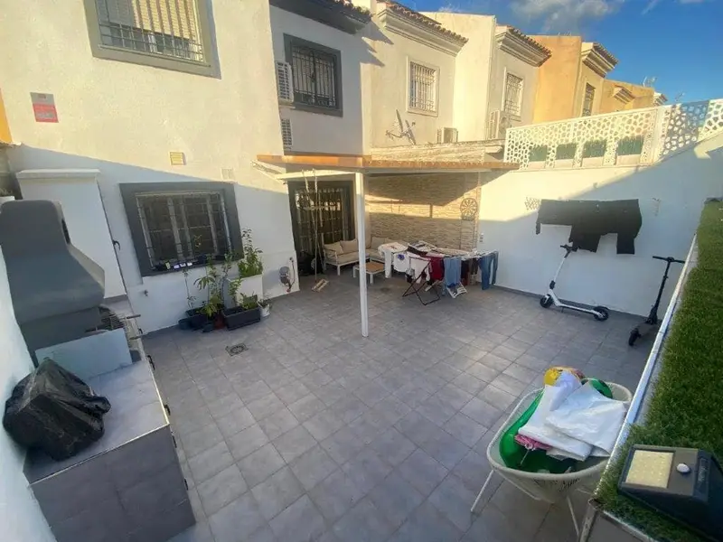 Chalet Pareado en Málaga: 3 Plantas, Piscina y Barbacoa
