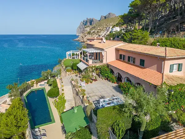 Villa de Lujo en Cala Sant Vicenç con Vistas al Mar