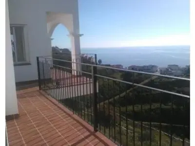 Villa en venta en Nerja con vistas al mar y terreno