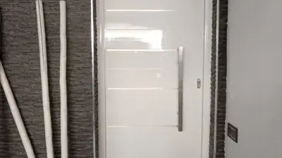 Casa Adosada Reformada en Brenes con 4 Dormitorios y Azotea