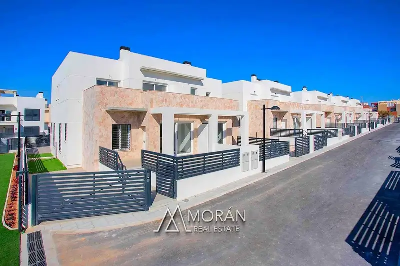 Chalet en Alquiler Torrevieja 3 Dormitorios 3 Baños Piscina Jacuzzi