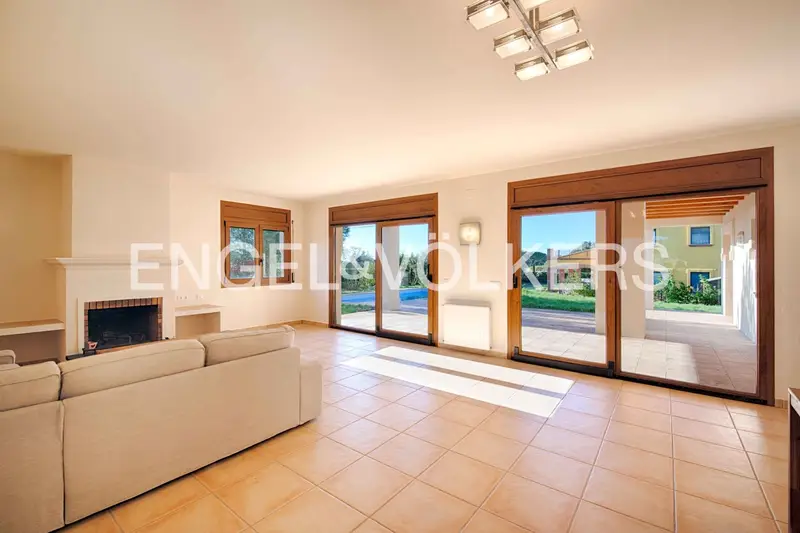 Chalet en venta en Peralada Girona con jardin y piscina
