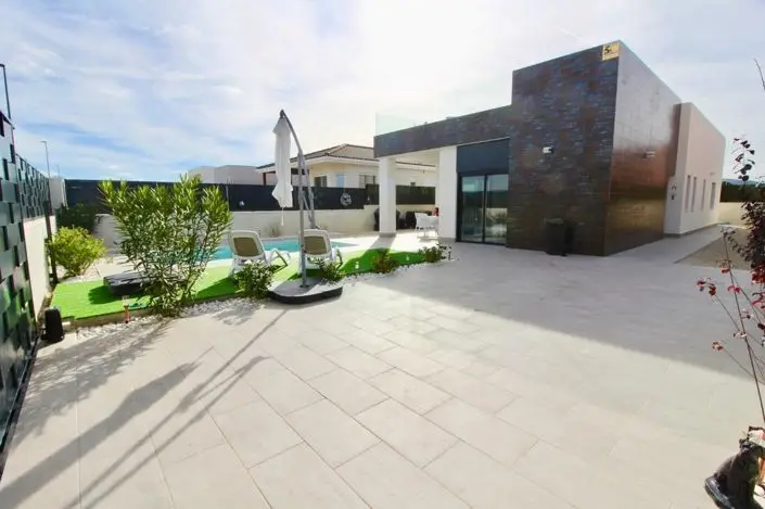 Villa en venta 3 dormitorios Pinoso