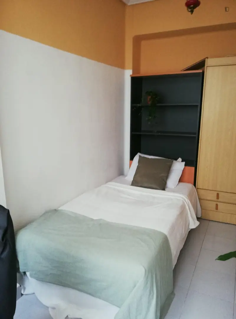 Habitacion Individual con Baño Privado cerca Universidades Valencia