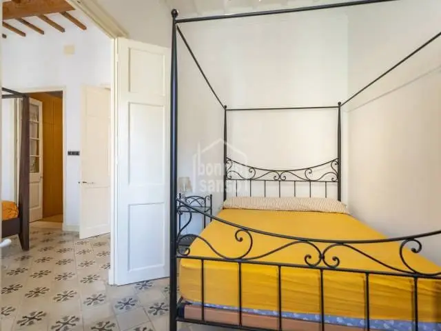 Ático con Encanto en Mahón: 2 Plantas, 2 Terrazas, Reformado