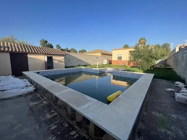 Parcela 500m2 con Casa y Piscina en Don Rodrigo