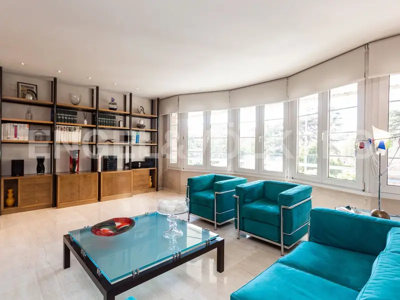 Chalet de Lujo en Manresa con Jardín y Gimnasio