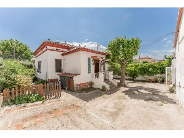 Casa en Montmeló con Gran Patio y 2 Viviendas
