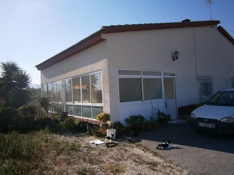 Casa con Piscina y Terraza en Monóvar