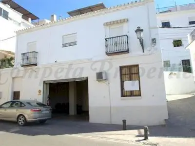 Local Comercial en Torrox: 100m2, Céntrico y con Aparcamiento