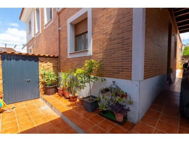 Chalet Pareado en Los Montitos 180m2 5 Dormitorios 3 Banos