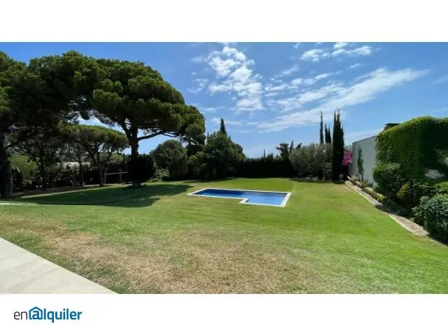 Casa en Alquiler con Piscina en Urbanización Exclusiva del Maresme