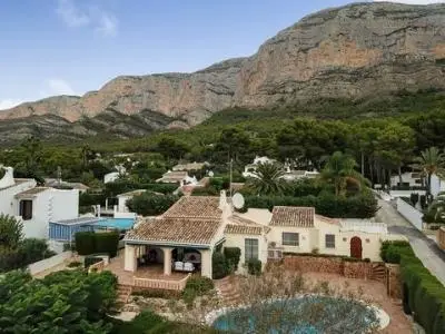 Villa Mediterránea en Jávea con Piscina y Vistas al Montgó