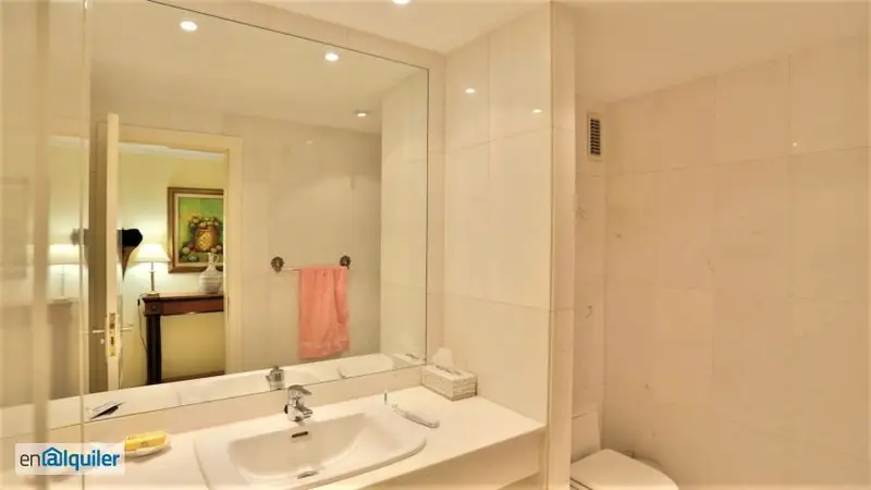 Apartamento en Puerto Banús: 2 Dormitorios, Lujo y Playa
