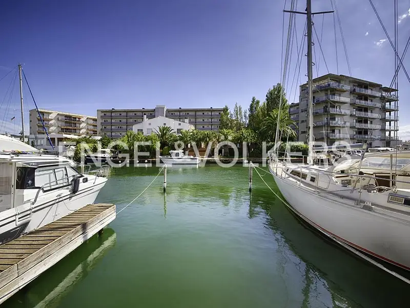 Adosado en venta en Roses con amarre para barco