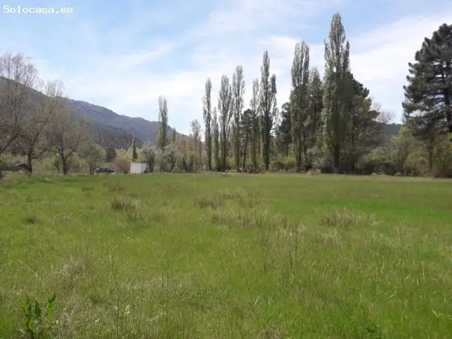Casa en Paisaje Idílico Junto al Río