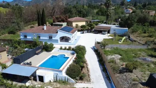 Casa en Cártama, Málaga - Moderna, Piscina Privada, 4 Dormitorios