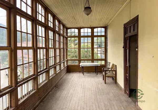 Casa rural con galería de madera en Asturias