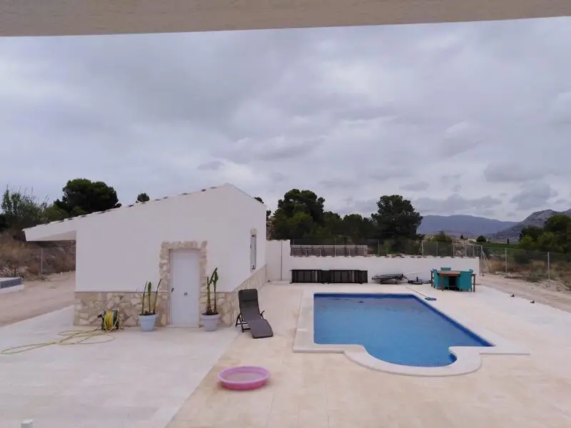 Villa de Lujo en Novelda 180m2 con Piscina