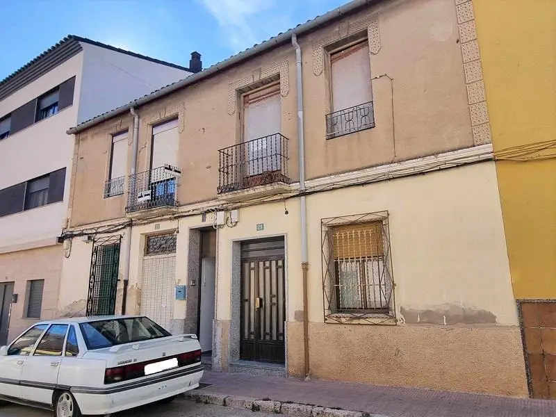 Piso en Almansa con Terraza para Reformar