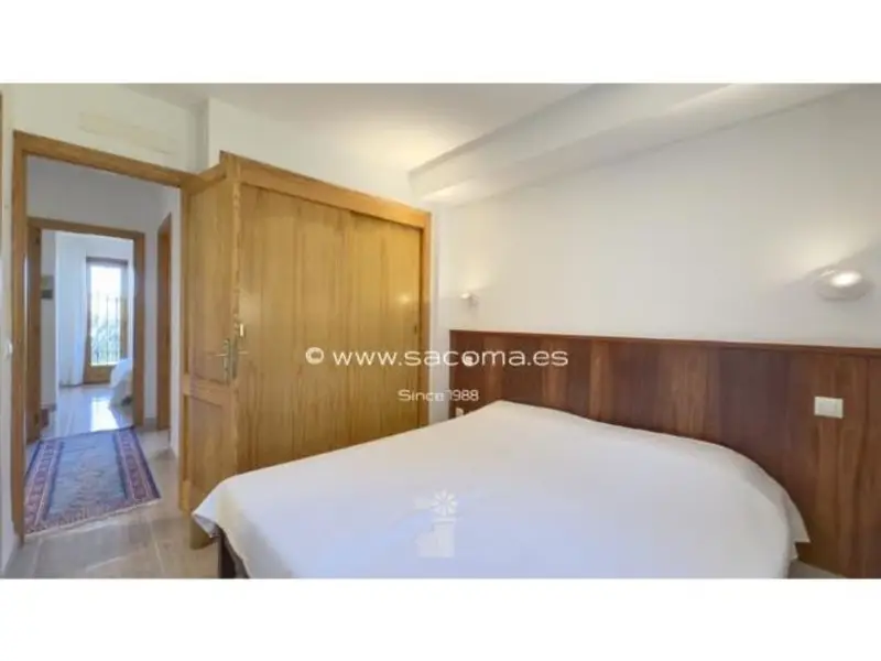 Apartamento en Cala Mandia con Jardín y Piscina