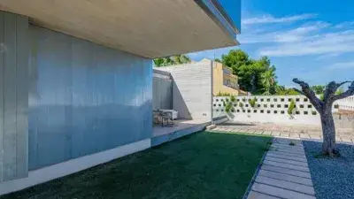 Chalet Minimalista con Piscina Infinity en Riba Roja de Turia