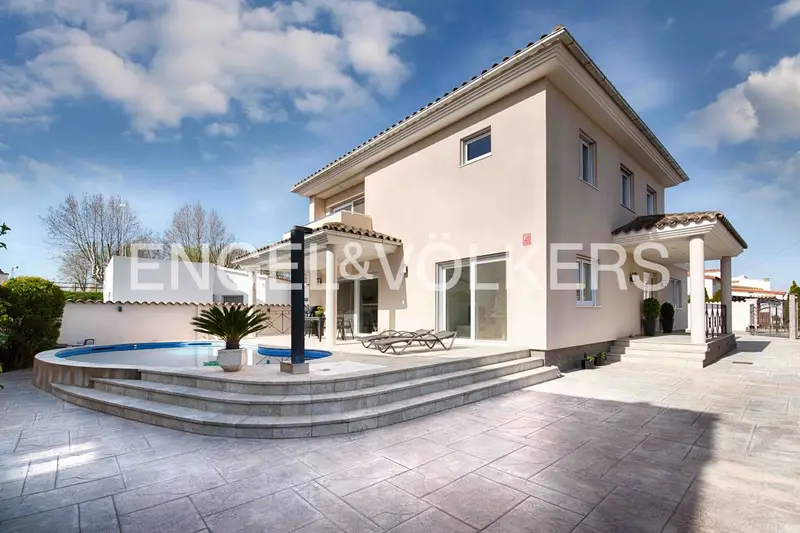 Villa de Lujo en Empuriabrava con Piscina y Sauna