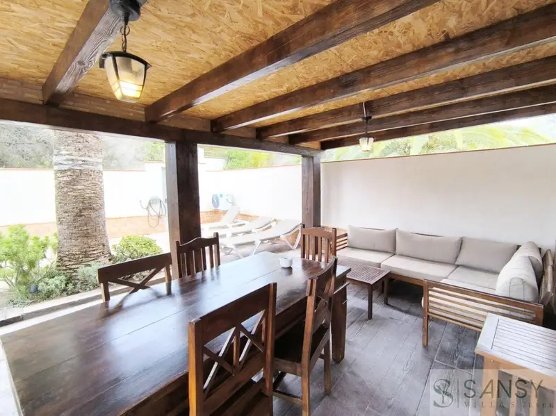 Villa en venta en Denia con piscina y 3 apartamentos independientes
