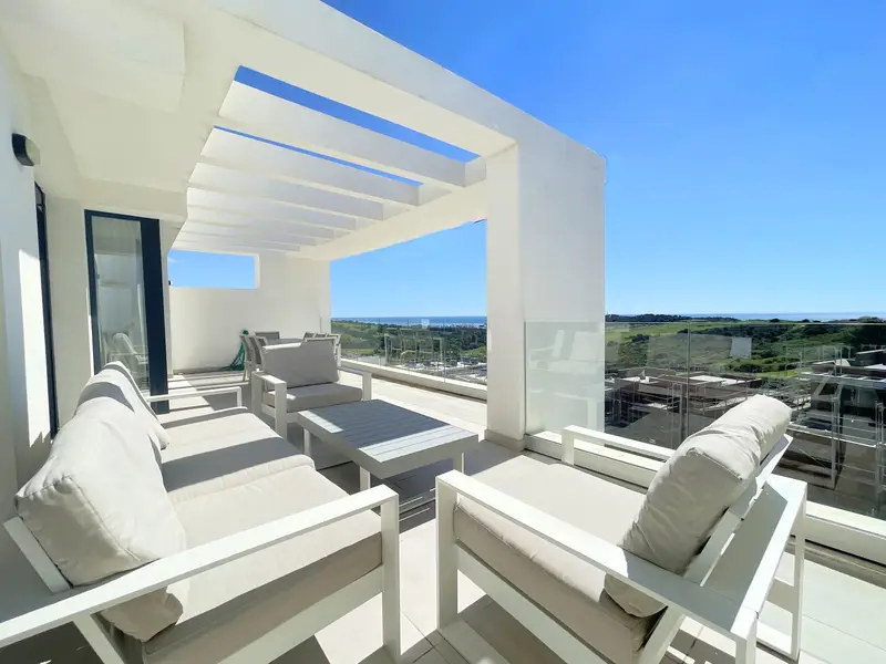 Atico Duplex con Vistas al Mar y Golf en Estepona