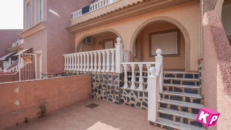 Venta de casa con piscina en Gran Alacant (Santa Pola)
