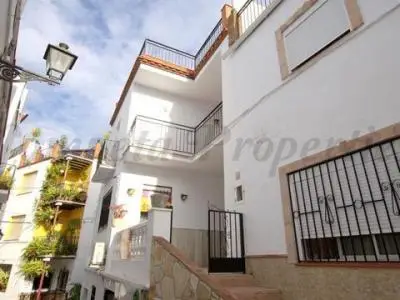 Casa Rural con 6 Dormitorios y 3 Salas - Ideal para Negocios