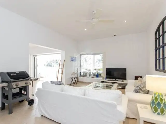Chalet en venta en Menorca: Villa moderna con piscina y licencia turística